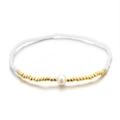 Pulsera bohemia elástica con cuentas blancas, detalles dorados y una perla grande - Blanco