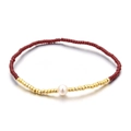 Pulsera elástica bohemia con cuentas rojas, detalles dorados y una perla blanca - Burdeos