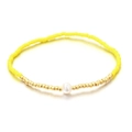 Pulsera elástica bohemia con cuentas amarillas y detalle central de perla blanca - Amarillo