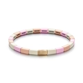 Detalle de cuentas rectangulares de esmalte rosa macarrón y oro en pulsera elástica - Estilo Rosa Macarrón (XN535-9)