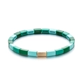 Detalle de la pulsera elástica de esmalte verde con una cuenta rectangular dorada - Estilo Degradado Verde (XN535-10)