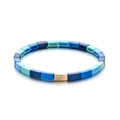 Detalle de la pulsera elástica de esmalte azul con una pieza de acento rectangular dorada - Estilo Degradado Azul (XN535-11)