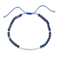 Detailaufnahme dunkelblauer Edelsteinperlen mit silbernem Rohr auf blauem Kordelarmband - Dunkelblauer Stil (XN116-1)