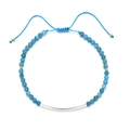 Makro-Detail natürlicher Aquamarinperlen und gebogener Silbermetallröhre auf blauem Armband - Seeblauer Stil (XN116-7)