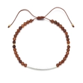 Detailansicht eines gewebten Edelsteinarmbandes mit Silberrohr und verstellbarer Kordel - Brauner Stil (XN116-9)