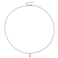 Detail van een roestvrijstalen ketting met roze emaille kralen en een kristallen hanger - Zilveren Ketting Rozerode Kralen (XN0153-11)