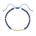 Detail eines Lapislazuli Perlenarmbands mit einem polierten goldenen Metallrohr - Lapislazuli Blau Stil (XN116-12)