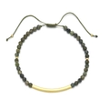 Detail von grünen facettierten Steinen und poliertem Goldrohr auf verstellbarem Armband - Olivgrüner Stil (XN116-13)