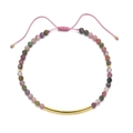 Detail eines bunten Turmalin-Armbands mit Goldröhre und rosa verstellbarer Kordel - Lebendiger Mehrfarbiger Stil (XN116-14)