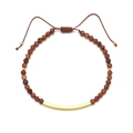 Detail eines Edelsteinarmbands mit goldfarbenem Rohr und verstellbarer Schnur - Rotbrauner Stil (XN116-20)