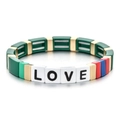 Vue détaillée du bracelet élastique en émail coloré avec perles de lettres LOVE noires - Style Lettre LOVE Patchwork Vert Foncé (SL057-5)