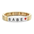 Bracelet extensible doré avec cubes blancs, inscription BABE et un symbole de cœur rouge - Style Lettre BABE Doré (SL057-13)