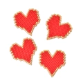 Dettaglio delle perle a cuore MIYUKI fatte a mano con perline rosse e dorate - Stile Cuore Rosso (MYK002-3)