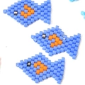 Ciondoli a forma di pesce in perline pixel art blu e arancioni per gioielli fai-da-te - Pesce Color Block Blu e Arancio (MYK022-5)