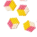 Pendente esagonale in perline MIYUKI con motivo geometrico rosa giallo e bianco - Esagono Geometrico Splicing Rosa Giallo E Bianco (MYK032-4)