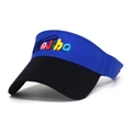 Dettaglio del ricamo arcobaleno 3D sulla visiera sportiva bicolore blu e nero opaco - Tesa Nera + Blu