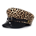 Militaire pet met luipaardprint, zwarte leren klep en zilverkleurige klinknageldetails - Grijs