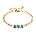 Zweilagiges goldenes Kettenglied-Armband mit drei grünen facettierten Steinperlen - Dunkelgrüne geschliffene Perlen (XN572-7)