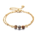 Zweilagiges Armband mit 18K Vergoldung und drei facettierten Tigerauge-Steinen - Dunkelbraunes Erz mit Katzenaugeneffekt (XN572-8)