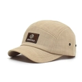 Khaki 5-panel baseballpet met GUANCHAO metalen logo patch gezien vanuit een 45 graden hoek - Verstelbaar / Beige