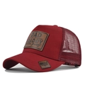 Detailweergave van bordeaux mesh trucker pet met lederen patch en VS vlag badge - Bordeauxrood