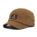 Detail van de retro bruine geruite katoenen honkbalpet met merkpatch en metalen oogjes - Verstelbaar / Khaki