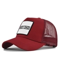 Detailaufnahme der dunkelroten BOY DAD Trucker Cap mit weißem Patch und Mesh-Rückseite - Burgunderrot