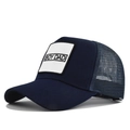 Nahaufnahme der dunkelblauen Trucker-Kappe mit BOY DAD Stickerei und Mesh-Netz - Marineblau
