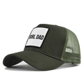Dettaglio del cappellino trucker verde militare con toppa ricamata bianca Girl Dad - Verde Militare