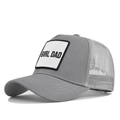 Dettaglio cappello trucker grigio con toppa ricamata GIRL DAD e visiera in twill di cotone - Grigio chiaro