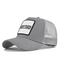 Détail de la casquette trucker grise avec patch en toile BOY DAD et filet respirant - Gris clair