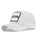 Détail de la casquette trucker blanche avec écusson BOY DAD et filet respirant - Blanc