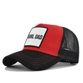 Dettaglio del ricamo Girl Dad su cappello trucker in rete con cuciture a contrasto - Nero e Rosso