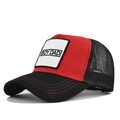 Détail de la casquette trucker BOY DAD rouge et noire avec écusson et filet mesh - Noir et Rouge