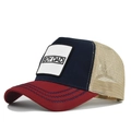 Détail de la casquette trucker BOY DAD avec panneau marine, visière rouge et filet beige - Bourgogne & Marine