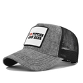 Detailansicht der Trucker-Mütze mit besticktem Aufnäher I love titties and beer - Melange Grau