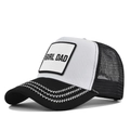 Dettaglio delle cuciture a onda sulla visiera curva di questo cappello Girl Dad - Nero e Bianco