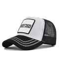 Détail du patch BOY DAD sur casquette trucker en mesh avec coutures ondulées sur la visière - Noir & Blanc