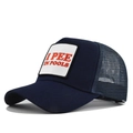 Detail van de geborduurde patch I PEE IN POOLS op de navy mesh trucker pet - Verstelbaar / Marineblauw