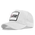Detailaufnahme der weißen Mesh Trucker Cap mit 3D Stickerei und humorvollem Patch - Weiß