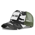 Dettaglio del cappello trucker Girl Dad mimetico con rete verde e visiera curva - Mimetico bianco