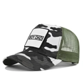 Détail de la casquette trucker camouflage BOY DAD avec broderie et filet olive - Camouflage blanc