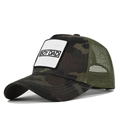Détail de la casquette trucker camouflage avec écusson BOY DAD et filet vert olive - Gris Camouflage