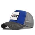 Detail der blauen Trucker-Cap mit Mesh-Rückseite und Wellennähten auf dem grauen Schirm - Dunkelgrau/Blau