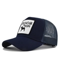 Détail de la broderie Frenchie Mom et maille respirante sur casquette navy - Bleu marine