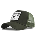 Détail de la broderie Frenchie Mom et du filet mesh vert sur la casquette trucker - Vert Militaire