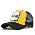 Detail einer Trucker-Kappe mit schwarzem Netzgewebe und gelber Schaumstoff-Vorderseite - Schwarz Gelb