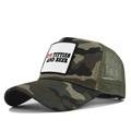Detail der Camouflage Trucker Cap mit besticktem Text-Aufnäher und olivgrünem Netzstoff - Khaki Camouflage
