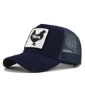 Detail van de geborduurde Mom Rooster patch en ademend marineblauw mesh op de trucker pet - Marineblauw
