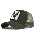 Detail van olijfgroene mesh trucker pet met een haan patch en Mom tekst - Legergroen